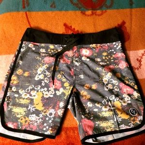FLORAL SCALLOP HEM BOARD SHORTS